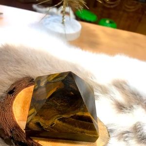 Tiger eye pyramid
